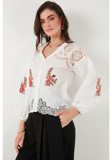 Lela Nakış Işlemeli Pamuklu Regular Fit Ajurlu V Yaka Bayan Gömlek 676214 Beyaz