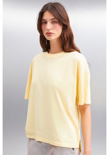 Jemmy Kadın %100 Organik Pamuk Relaxed Fit Yırtmaçlı Yuvarlak Yakalı Sarı T-shirt