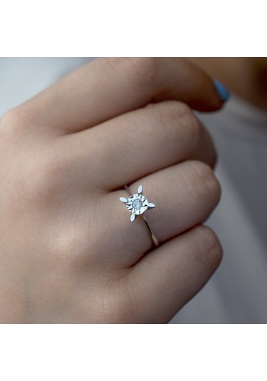 0.06 Ct Lazerli Pırlanta Badem Tırnak Tektaş Yüzük