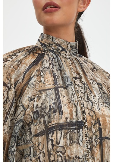 Kadın Uzun Elbise - Yılan Derisi Desenli, Balıkçı Yaka Ve Taşlı Düğme Detaylı, Şık Ve Modern Tasarım - Günlük Ve Özel Kullanım İçin Elbise Bej