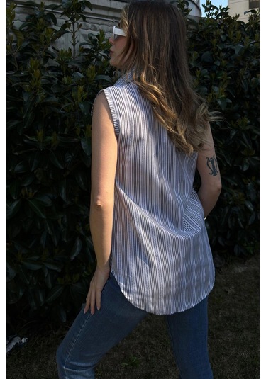 Kadın Anrasit Çizgili, Dokulu Yazlık Kumaş, Yarım Patlı, Sıfır Kollu Bluz Siyah