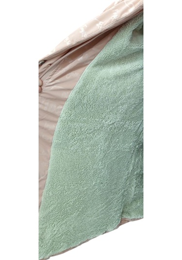 Kız Çocuk Yazı Desenli Kapüşonu Çıkabilen İçi Peluş Astarlı Pudra Renk Midi Boy Mont Pudra