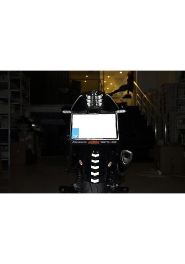 Ok Şeklinde Reflektif Beyaz Sticker Çınar Extreme