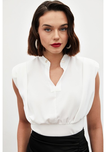 Sateen Yaka Aksesuarlı Kolsuz Bluz - Ekru-134851