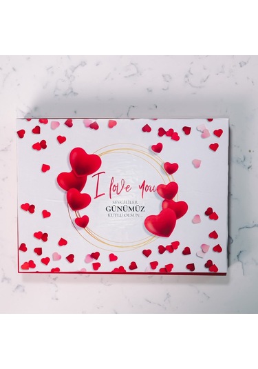 Kelebek Kalpler Temalı Beyaz Kutu 42 Adet Yaldızlı Kalp Çikolata