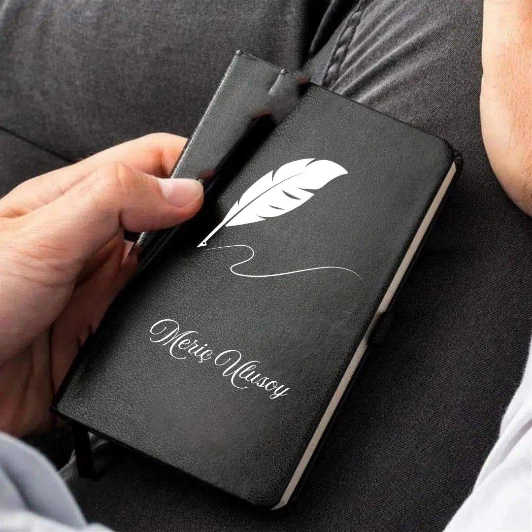 Kişiye Özel Yazar Temalı Tüy Kalem Tasarımlı Deri Not Defteri İlham Veren Hediye Siyah
