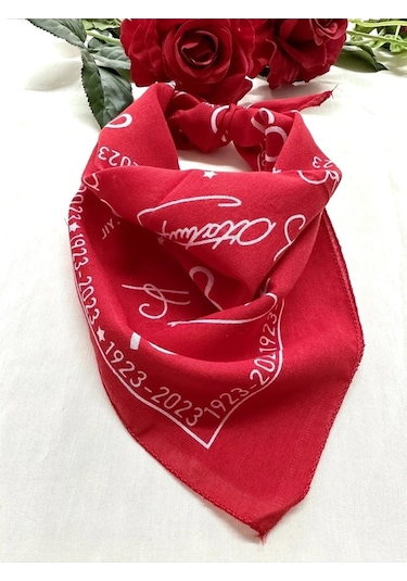 Herşey Nota Kırmızı Atatürk Silüetli Ve Imzalı Pamuk Kumaş Fular Çok Renkli