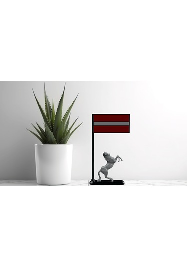 Letonya Bayraklı Masa Dekoru Şaha Kalkmış At Figürlü 3d Baskı