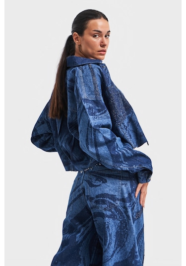 Kadın Mavi Renk Parlak Taş Detaylı Crop Fit Denim Ceket