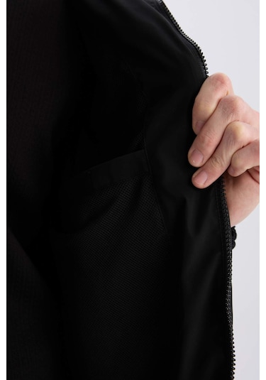 DeFacto Su İtici Regular Fit Mevsimlik Baharlık Kapüşonlu Fermuarlı Mont D7883AX25SPBK27