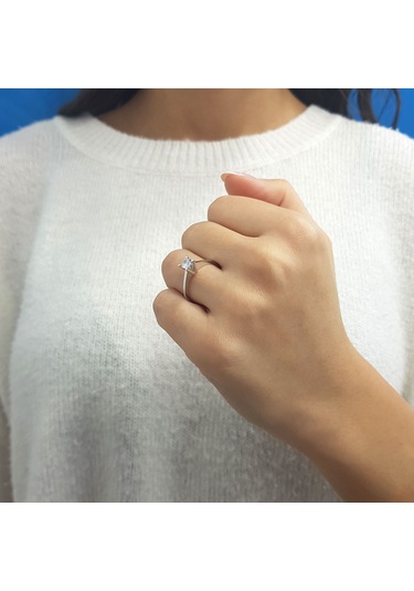 Lova E Renk 0,30 Karat Pırlanta Tektaş Yüzük - HRD Sertifikalı