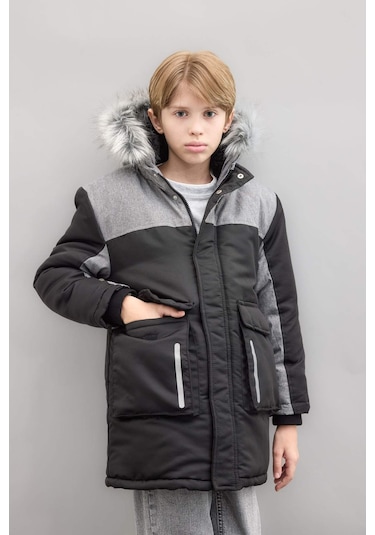 DeFacto Erkek Çocuk Çıkarılabilir Suni Kürk Yaka Kapüşonlu Pelüş Astar Parka C8990A824CWBK27