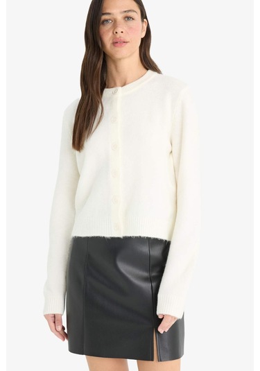 Defacto Regular Fit Bisiklet Yaka Basic Düz Düğmeli Soft Touch Yumuşak Triko Hırka E3654ax25wner105 Ekru