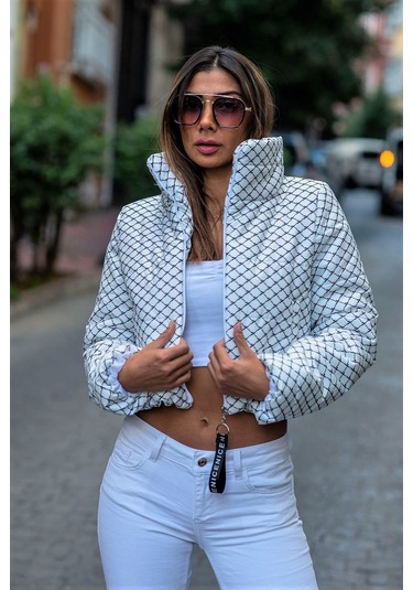 Kadın Beyaz Dik Yaka Desenli Kısa Şişme Mont