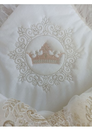 Yenidoğan Sahra Taç Nakışlı Plazma Taşlı Güpürlü Fiyonklu Duvaklı Trilüks Kundak Bebek Battaniyesi