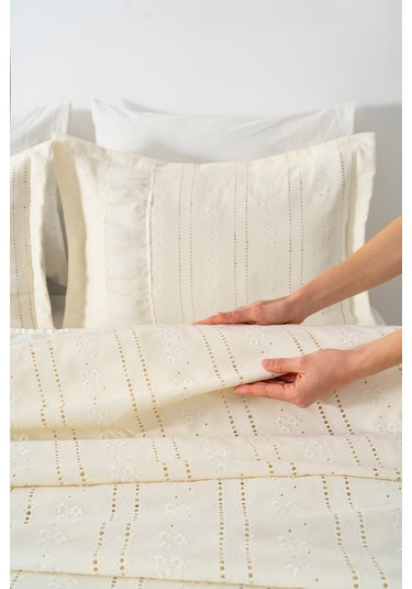Esila Ekru Fırfırlı Çift Kişilik Nevresimli Pike Seti - 7 Parça Çeyiz Seti Ekru