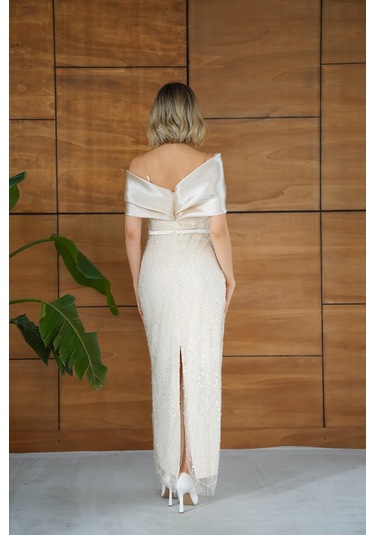 Düşük Omuz Üzeri Taş Boncuk İşlemeli Gold Uzun Abiye Elbise Gold