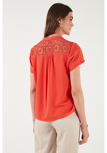 Lela Güpür Detaylı % 100 Pamuk Regular Fit V Yaka Bayan Bluz 611Bz0286 Nar Çiçeği Lela Güpür Detaylı % 100 Pamuk Regular Fit V Yaka Bayan Bluz 611Bz0286 Nar Çiçeği