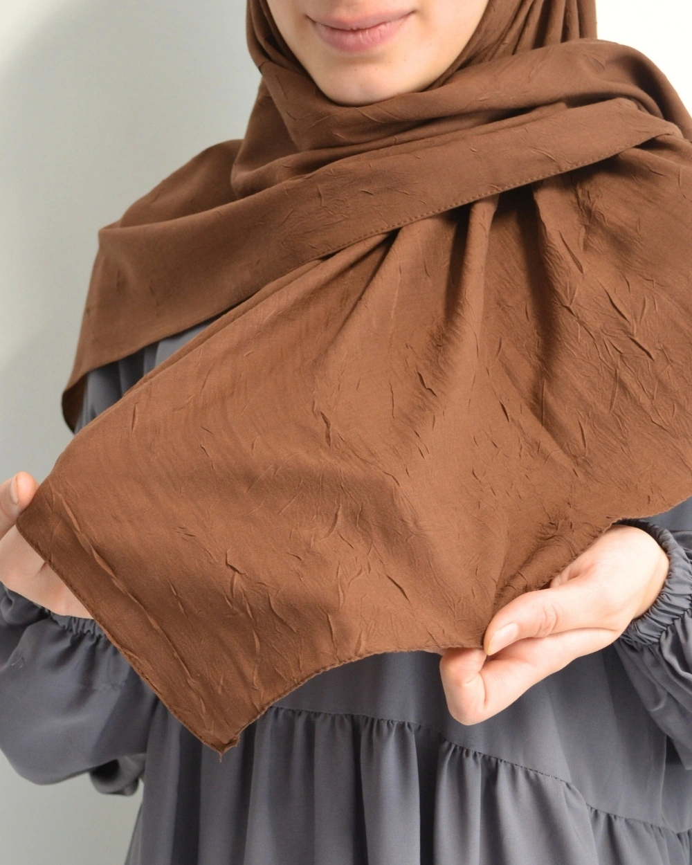 Bambu Kraş Eşarp 100x100 Cm Terletmez, Tok Ve Dik Duran, Dört Mevsim Kullanıma Uygun KAhverengi