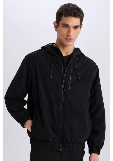 DeFacto Su İtici Regular Fit Mevsimlik Baharlık Kapüşonlu Fermuarlı Mont D7883AX25SPBK27