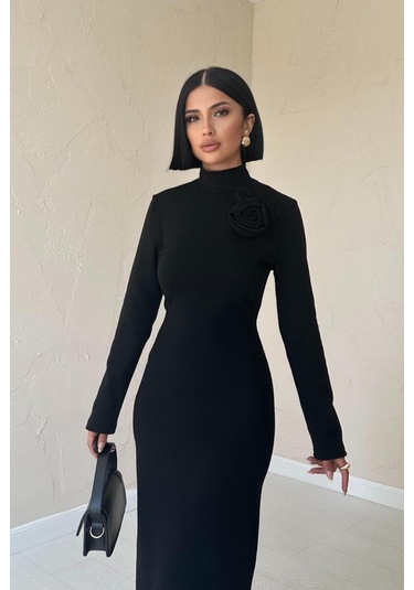 The İstanbul Siyah Omzu Güllü Düz Elbise Siyah