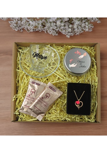 Bk Gift Kişiye Özel İsimli Dtf Cam Kahve Fincanı & Türk Kahvesi & Aşk Çiçeği Kalp Kolye & Gümüş Metal Kutuda Kokulu Mum Hediye Seti-1, Sevgiliye Hediy