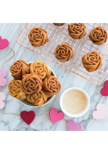 Nordicware 6 Lı Mini Gül Kek Kalıbı Altın