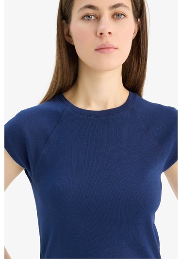 DeFacto Slim Fit Dar Kesim Bisiklet Yaka Basic Düz Ribana Kısa Kollu Tişört C7334AX25SPNV42 DeFacto Slim Fit Dar Kesim Bisiklet Yaka Basic Düz Ribana Kısa Kollu Tişört C7334AX25SPNV42