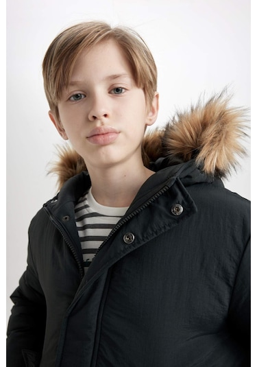 DeFacto Erkek Çocuk Çıkarılabilir Suni Kürk Yaka Kapüşonlu Fermuarlı Çıtçıt Kapamalı Cepli Mont C5975A824WNGN1214