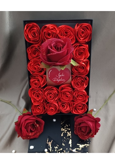 İnci Mode İyiki Doğdun 18+1 Çiçekli Kutu Hediyelik Çiçek Kutusu Siyah Doğum Günü Sürprizleri