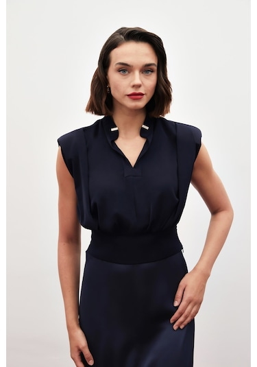 Sateen Yaka Aksesuarlı Kolsuz Bluz - Lacivert-134848 Lacivert