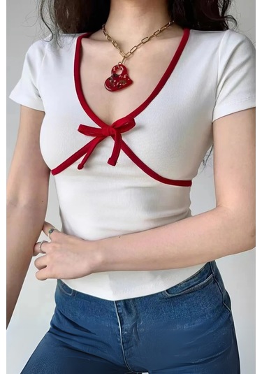 Kırmızı Şeritli Fiyonk Detaylı Beyaz Y2k Kısa Kollu Crop-17918 Beyaz