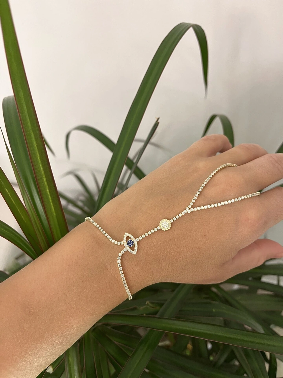 Altın Renkli Gözlü Ve Taşlı Şahmeran Çok Renkli