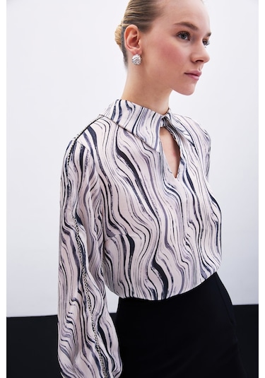 Sateen Kol Aksesuarlı Desenli Bluz - Siyah-135914 Siyah