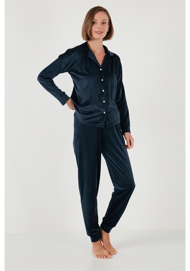 Lela Regular Fit Parlak Kadife Ribanalı Bayan Pijama Takımı 6097110 Lacivert Lela Regular Fit Parlak Kadife Ribanalı Bayan Pijama Takımı 6097110 Lacivert