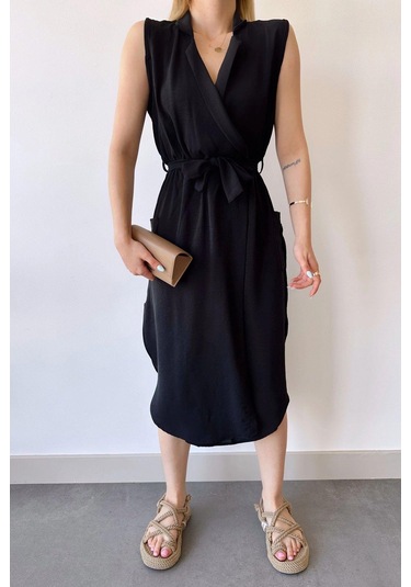 Kadın Siyah Kalın Askılı, Kruvaze Yaka, Düz Desen, Aerobin Yırtmaçlı, Kemerli Midi Elbise Siyah