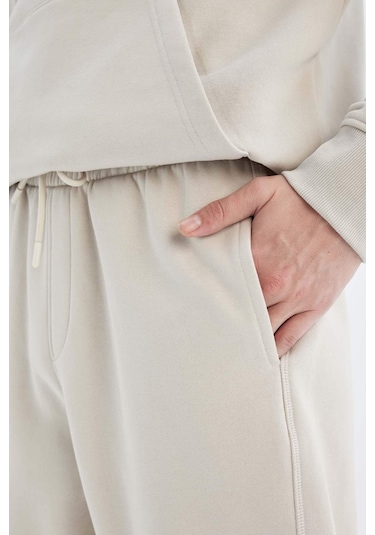 DeFacto Regular Fit Eşofman Altı Cepli Beli Bağcıklı Lastikli Paça B6155AX24AUBG766 Bej DeFacto Regular Fit Eşofman Altı Cepli Beli Bağcıklı Lastikli Paça B6155AX24AUBG766 Bej