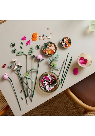 LEGO® Botanicals Pembe Çiçek Buketi 10342 - Yetişkinler için Dekoratif Çiçek Yapım Seti (749 Parça)