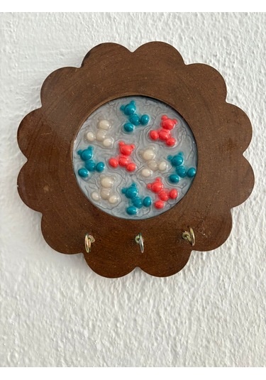 Pelince - Renkli Ayıcık Figürlü - Epoksi Ahşap Anahtar Askılığı Tek Ürün - Çap: 18 Cm Ahşap