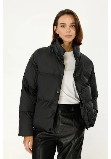 İçi Astarlı Su Ve Rüzgar Geçirmez Cepli Dik Yaka Kadın Mont Siyah