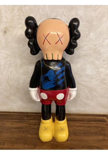 Kaws Büyük Ayakta