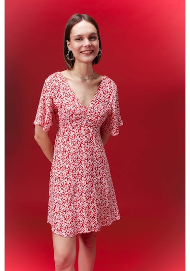 DeFacto V Yaka Çiçekli Maroken Mini Kısa Kollu Kırmızı Elbise B0127AX24SPRD227 DeFacto V Yaka Çiçekli Maroken Mini Kısa Kollu Kırmızı Elbise B0127AX24SPRD227