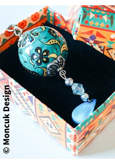 Moncuk Design Yeşil Sıcak Hava Balonu Şeklinde Üzeri Çiçek Desenli Uç Kısmı Zincir Süslemeli Anahtarlık