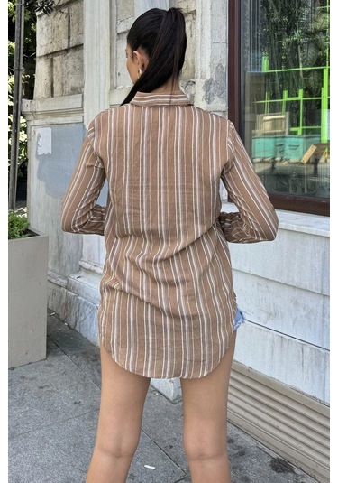 Kadın Kahverengi Uzun Kol Özel Kumaş Tek Cep Gömlek Dik Çizgili Arkası Uzun Basic Kesim Gömlek Kahve