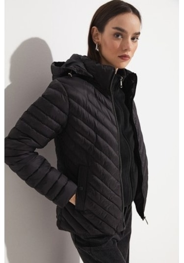 June Elyaf Dolgulu Kapüşonlu Mont Siyah 001