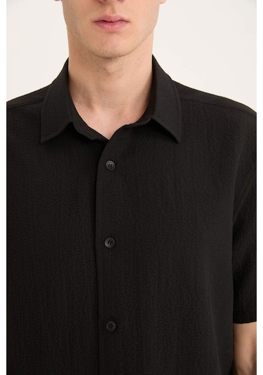 DeFacto Regular Fit Polo Yaka Krinkıl Yazlık Kısa Kollu Siyah Gömlek E1223AX25SMBK27 DeFacto Regular Fit Polo Yaka Krinkıl Yazlık Kısa Kollu Siyah Gömlek E1223AX25SMBK27