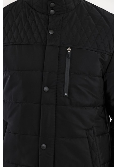 Erkek Siyah Standart Fit Normal Kesim Içi Kürklü Dik Yaka Çıtçıt Detaylı Fermuarlı Kışlık Mont-Kırmızı