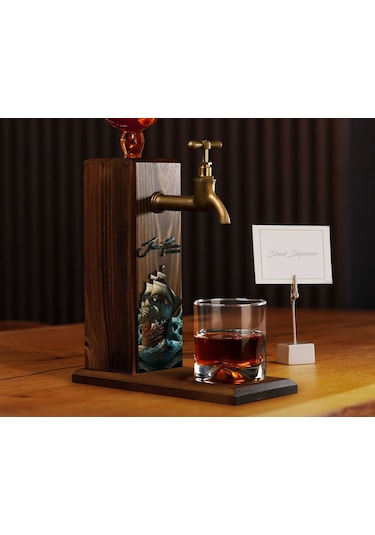 Bk Gift Kişiye Özel Kabartma İsimli Tarihli Pirates Ship Tasarımlı Musluklu Ceviz Ahşap Şarap Standı-11, Viski Çeşmesi, Babaya Hediye, İçecek Dispense
