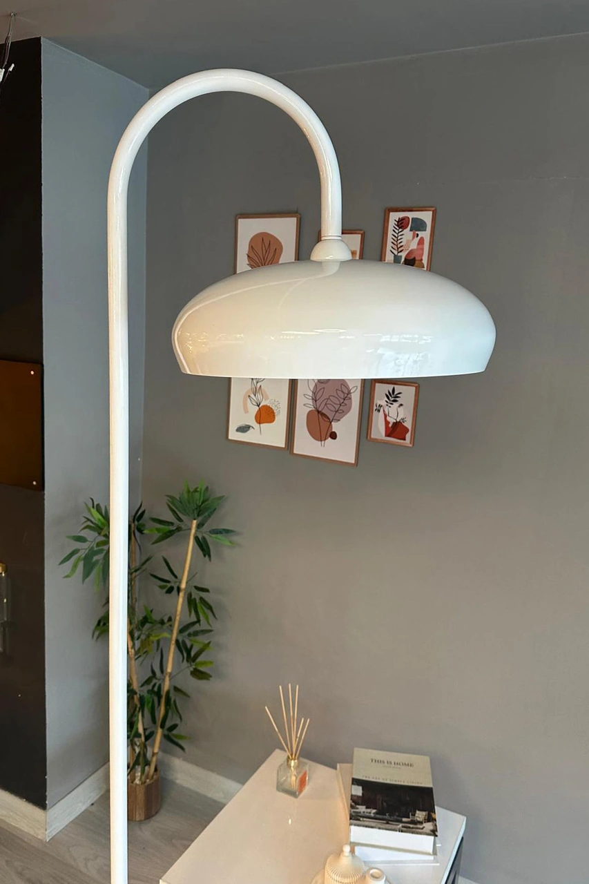 Beyaz Lambader Modern Dekoratif Metal Oturma Odası Çalışma Odası Zemin Lambası Beyaz