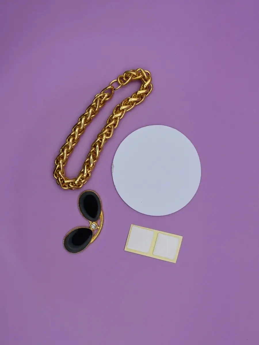 Market Alls Aracın İçinde Kasklı Ve Gözlükleri Olan Ördek 153255376